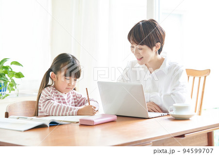在宅勤務をする母親と勉強をしている娘 在宅勤務をする母親と勉強をしている娘 94599707
