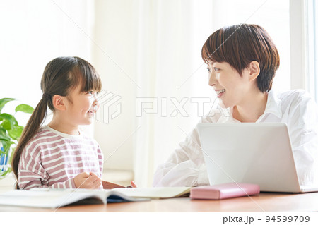 在宅勤務をする母親と勉強をしている娘 在宅勤務をする母親と勉強をしている娘 94599709