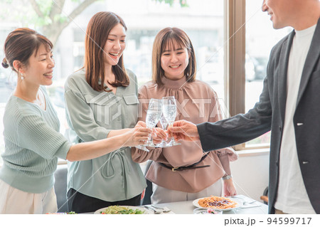 パーティーに参加する日本人の男女 94599717