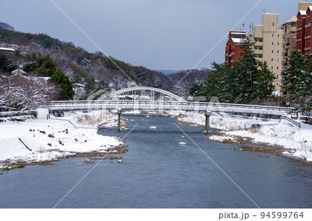 冬の金沢旅行・雪が積もった浅野川 94599764