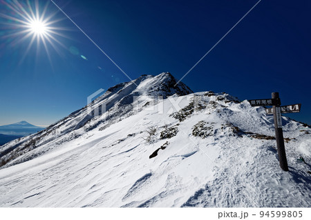 厳冬の八ヶ岳連峰・赤岳山頂と富士山 厳冬の八ヶ岳連峰・赤岳山頂と富士山 94599805