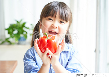 野菜を持って微笑む女の子 94599860