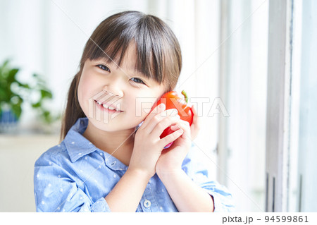 野菜を持って微笑む女の子 94599861
