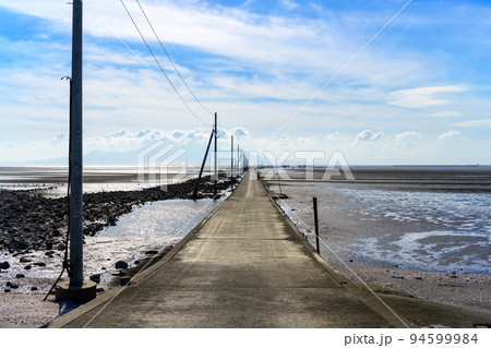 海の中を歩く長部田海床路（ながべたかいしょうろ）からのパノラマ風景 94599984