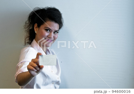 Business woman show white blank card on white backgroud 94600016