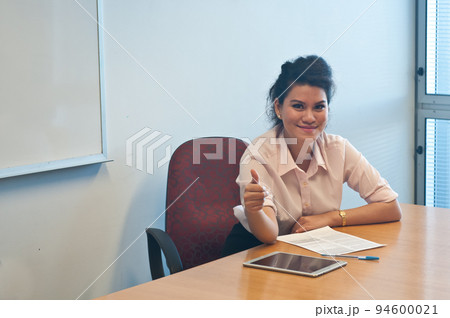 Business woman giving thump up and happy 94600021