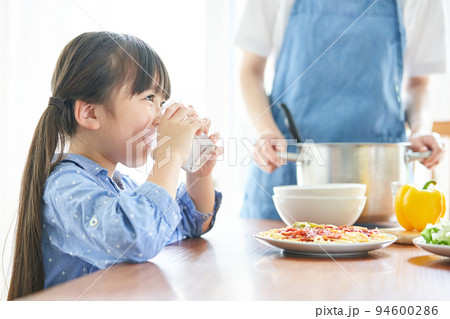食事の支度をする母親と娘 食事の支度をする母親と娘 94600286