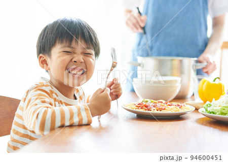 食事の支度をする母親と男の子 94600451