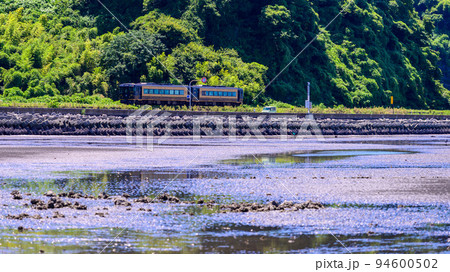 列車と美しい夏の住吉海岸・長部田海床路（ながべたかいしょうろ）風景　　観光名所 94600502
