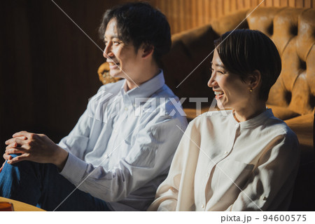 カップル 陰影 リビング カップル 陰影 リビング 94600575