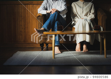 カップル　陰影　リビング 94600586