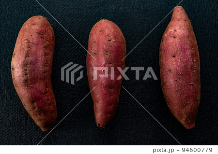 三つ並べたさつまいも・黒背景 三つ並べたさつまいも・黒背景 94600779