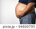 太った男性のお腹（横）・コピースペース 94600795