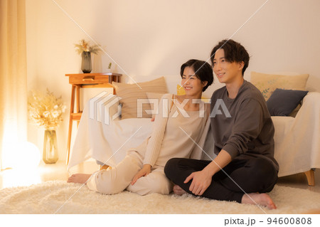 夜のリビング　女性　ビューティ 94600808