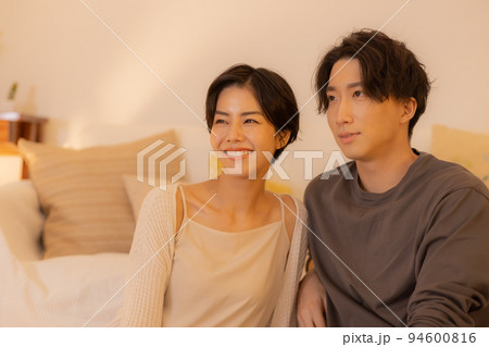 夜のリビング　女性　ビューティ 94600816