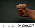 手に持ったしいたけコピースペース 94600837