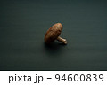 中央に置いたしいたけ・コピースペース 94600839