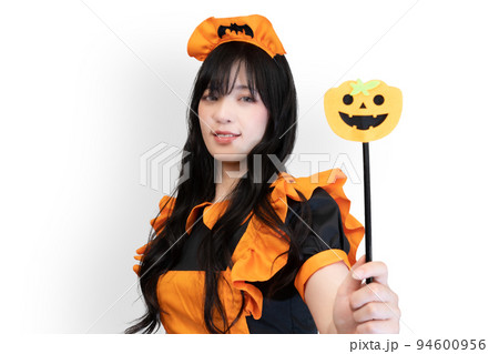 ハロウィンのカボチャドレスの女性 ハロウィンのカボチャドレスの女性 94600956