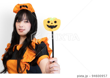ハロウィンのカボチャドレスの女性 ハロウィンのカボチャドレスの女性 94600957