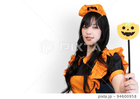 ハロウィンのカボチャドレスの女性 ハロウィンのカボチャドレスの女性 94600958
