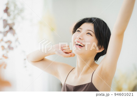 ショートヘアの女性 ビューティイメージ ショートヘアの女性 ビューティイメージ 94601021