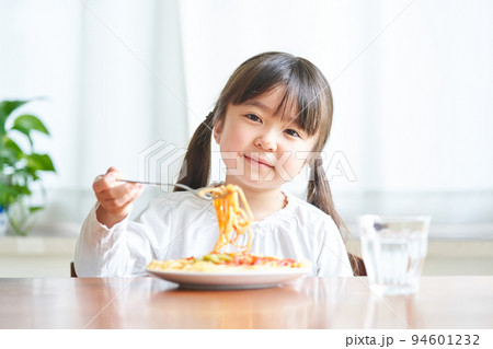 パスタを美味しそうに食べる女の子 94601232