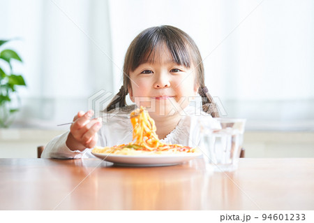 パスタを美味しそうに食べる女の子 94601233