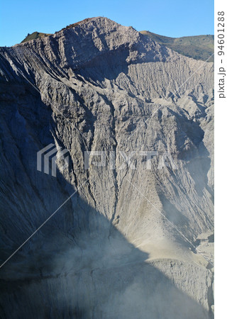 インドネシア、ジャワ島の聖山、ブロモ山 インドネシア、ジャワ島の聖山、ブロモ山 94601288