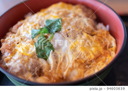 美味しそうなカツ丼 94603639