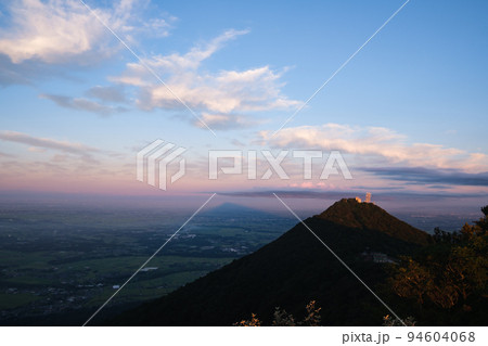 早朝の筑波山の女体山からみた男体山 早朝の筑波山の女体山からみた男体山 94604068