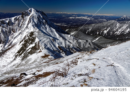 八ヶ岳連峰・赤岳稜線から見る阿弥陀岳と北アルプスの山並み 94604195