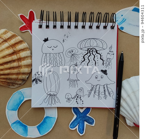 Art craft, how to paint sea jellyfish, sketch workshop, how to drawing by hand. Flat lay top view. Paint picture, art hobby. Painting with pencil. Artists workshop. 94604311