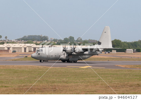 イタリア空軍C-130Jハーキュリーズ輸送機着陸 94604527