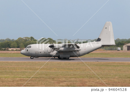 イタリア空軍C-130Jハーキュリーズ輸送機着陸 イタリア空軍C-130Jハーキュリーズ輸送機着陸 94604528