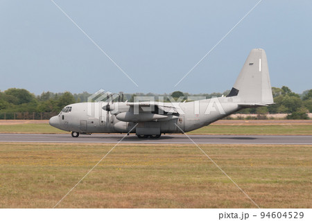 イタリア空軍C-130Jハーキュリーズ輸送機着陸 イタリア空軍C-130Jハーキュリーズ輸送機着陸 94604529