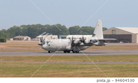 イタリア空軍C-130Jハーキュリーズ輸送機着陸 94604530