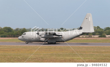 イタリア空軍C-130Jハーキュリーズ輸送機着陸 イタリア空軍C-130Jハーキュリーズ輸送機着陸 94604532