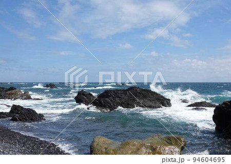 室戸岬の荒波と岩場 94604695