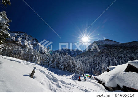 行者小屋から見る厳冬の八ヶ岳連峰・阿弥陀岳 94605014