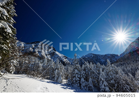 厳冬の八ヶ岳連峰・赤岳と阿弥陀岳（行者小屋から） 94605015