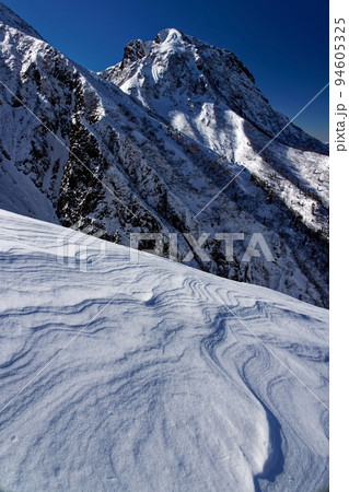 文三郎道から見る八ヶ岳連峰・阿弥陀岳とシュカブラ 94605325