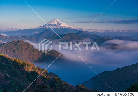 (静岡県)伊豆の国から、沼津アルプスの雲海越しに富士山 (静岡県)伊豆の国から、沼津アルプスの雲海越しに富士山 94605406