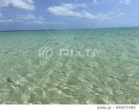 透明な海と青空の絶景写真 透明な海と青空の絶景写真 94605480