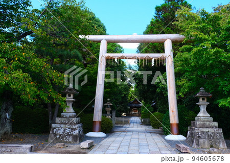 青空と緑に包まれた蚕ノ社（木嶋神社） 94605678