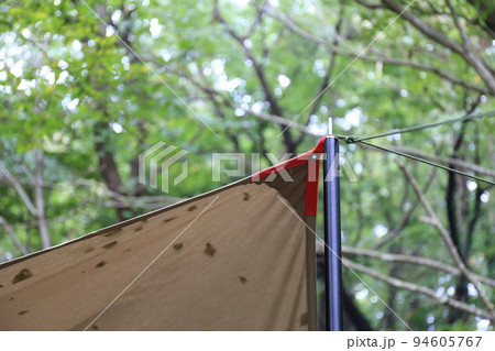 山のキャンプ場でのタープテント 山のキャンプ場でのタープテント 94605767