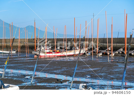 船が泥に座る干潟の港　有明海の長部田漁港（熊本県県宇土市） 94606150