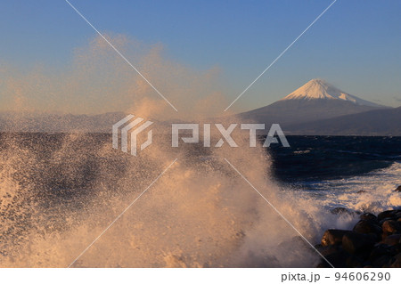 波飛沫舞う 94606290