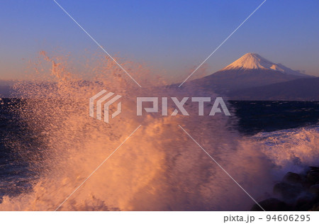 飛び砕け舞う夕波 94606295