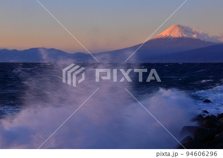 夕照輝く富士と砕け舞う波間 94606296