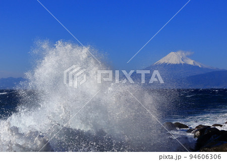 砕け飛ぶ波しぶきと富士 94606306